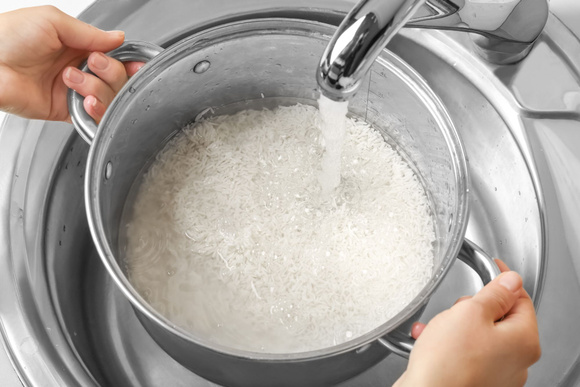 Quels sont les bienfaits de l’eau de riz ? - Adobestock 