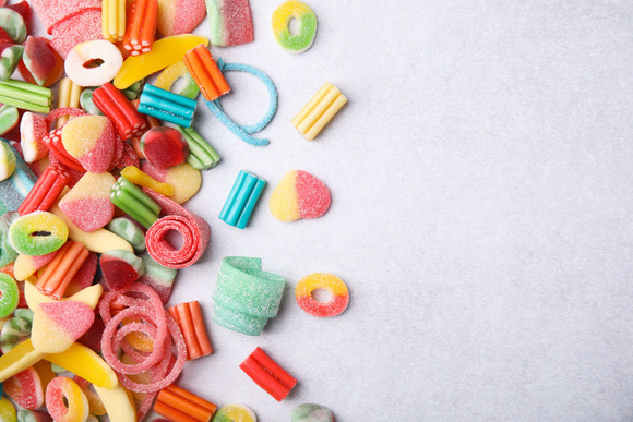 Vous mâchez du plastique sans le savoir : cet aliment contient la même matière que les sticks de colle !