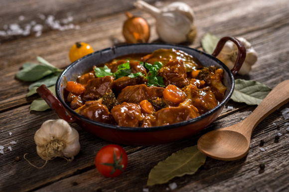 Par quoi remplacer le vin rouge en cuisine ? Adobestock