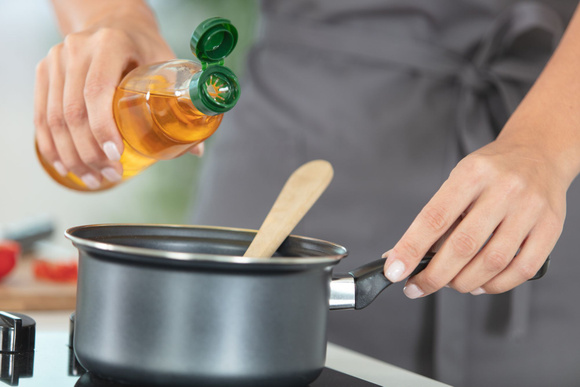 L’utilité cachée de la languette sur les bouteilles d’huile : ne la jetez plus !