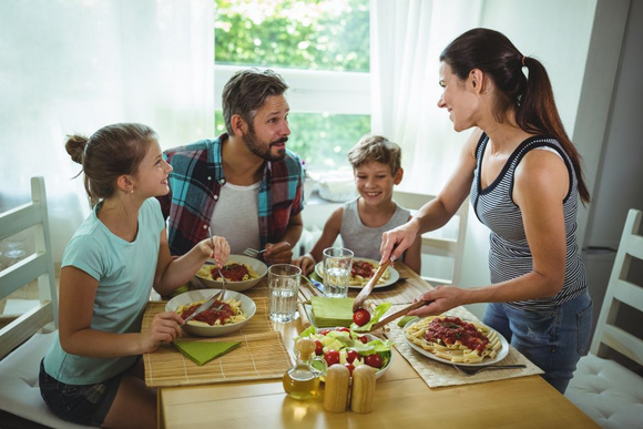 Les personnes confinées en famille auraient tendance à prendre plus de poids. Adobestock