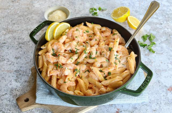 Pâtes à la crème, crevettes et zestes de citron. Silvia santucci