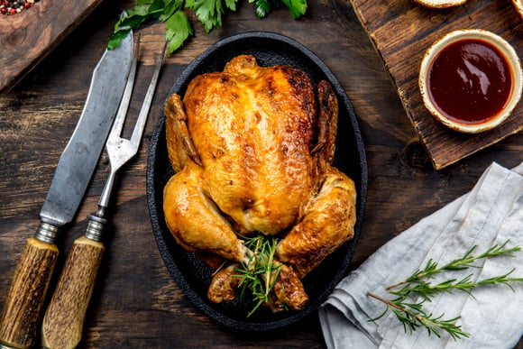 Fini le massacre du poulet du dimanche grâce à l'astuce de cette cheffe pour bien le découper