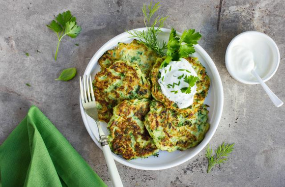 Galettes de courgettes et sauce au yaourt. Adobestock
