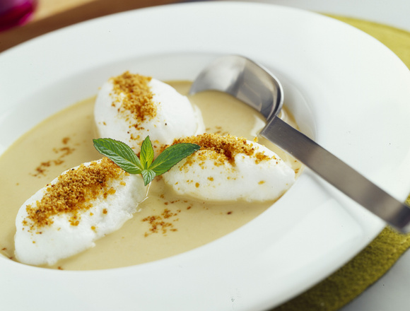 Oeuf à la neige et crème de fèves et d'asperges. Adobestock