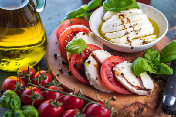Salade tomates-mozzarella : l’erreur fatale que l'on fait tous et qui gâche totalement ce classique de l'été