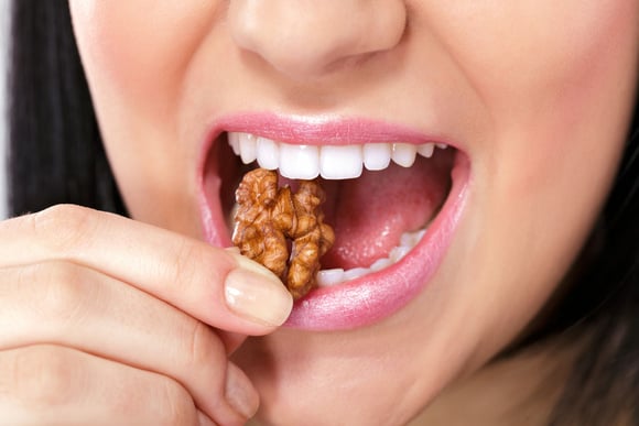 Pourquoi a-t-on des aphtes quand on mange des noix ?
