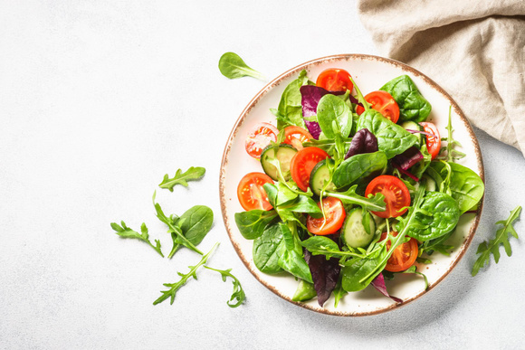« Il y a souvent un piège là-dedans » : l'erreur que l'on fait tous en pleine canicule avec les salades de crudités selon une diététicienne
