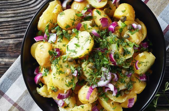 Salade de pommes de terre primeur et oignon rouge. Adobestock