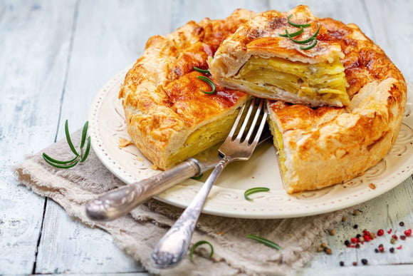 Tourte pommes de terre et champignons. Adobestock
