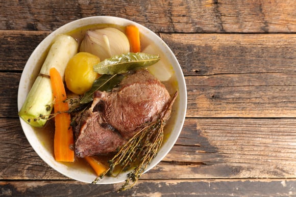 La recette du pot-au-feu de Cyril Lignac dans Tous en cuisine, idéale quand les températures chutent