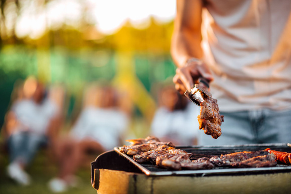 Retournez la viande toutes les 30 secondes. Adobestock