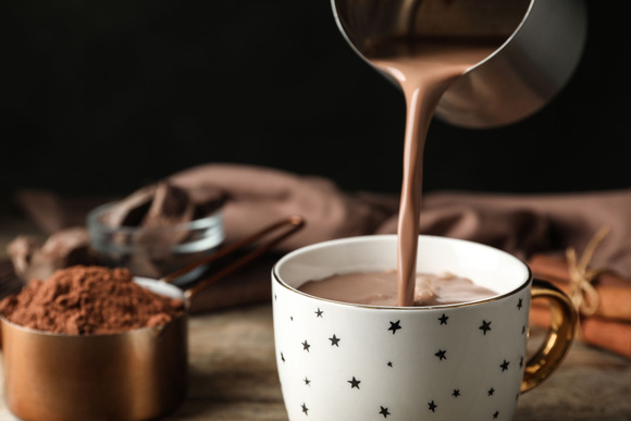Les émulsifiants permettent de mélanger les ingrédients du chocolat chaud.