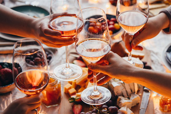 L’éternel débat de l’été : faut-il oui ou non mettre des glaçons dans son verre de rosé ?