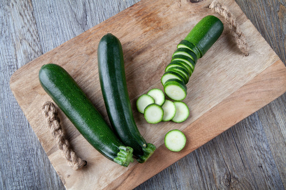 Tarte fleur aux courgettes burrata et roquefort - Adobestock 