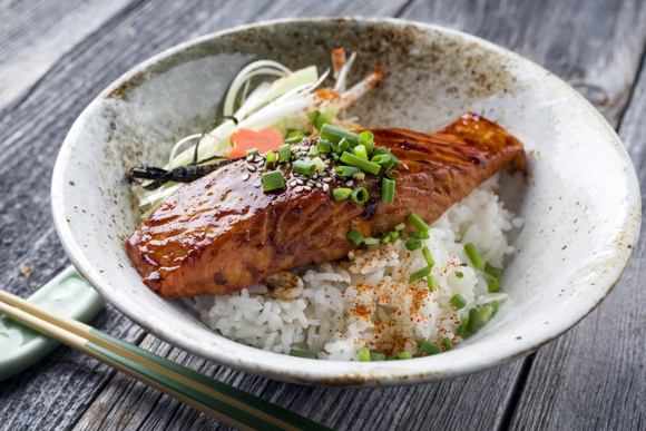 Saumon teriyaki et riz, cake salé aux légumes et amandes, soufflé léger au chou-fleur… Votre menu healthy de la semaine du 16 au 20 mai par 750green