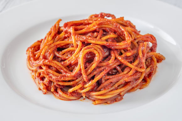 Découvrez cette recette italienne pour cuire les pâtes directement dans la sauce tomate, pour un maximum de saveurs