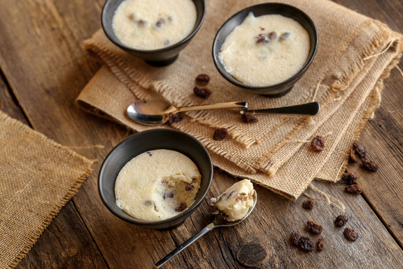 Flan de semoule aux raisins. Adobestock