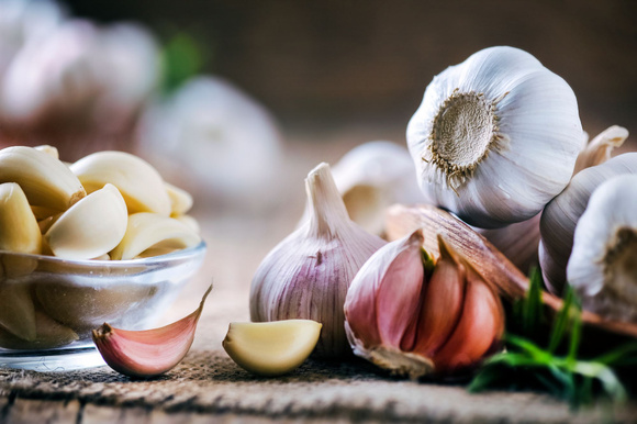Mettre une gousse d'ail dans ses plantes : cette astuce fonctionne-t-elle vraiment ?