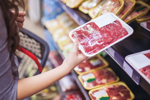 Vous n'avez peut-être jamais remarqué cet élément des barquettes de viande et pourtant il est indispensable !