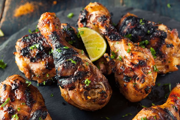 Connaissez-vous le poulet à la Jerk, cette recette épicée typique de Jamaïque ?