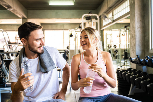 Quelle quantité d’eau boire pendant une séance de sport ? Un nutritionniste répond