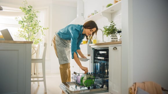Lave-vaisselle : cette astuce pour mieux laver est en réalité une très mauvaise idée, voici pourquoi