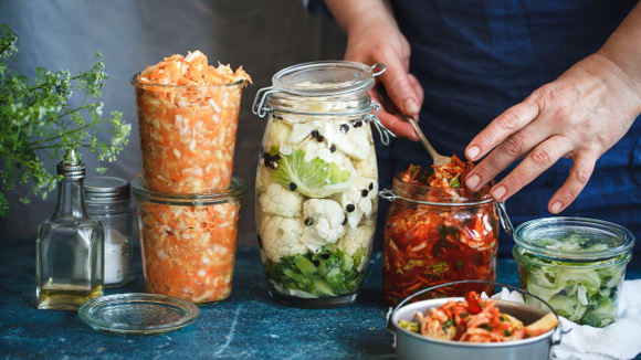 En plus d'être bon, le kimchi aurait un super pouvoir selon une étude : filtrer les microplastiques hors de notre organisme !