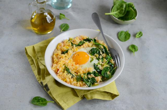 Riz sauté aux épinards et à l'oeuf. Nadia Paprikas