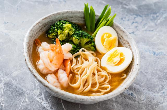Bouillon de légumes, nouilles, crevettes et brocoli. Adobestock