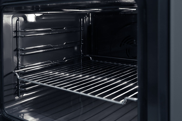 Grille du four encrassée : les solutions efficaces pour la nettoyer facilement