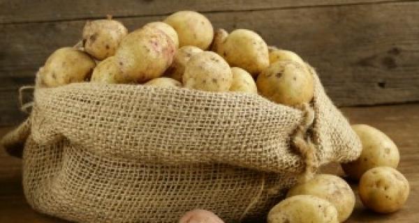 Comment éplucher des pommes de terre sans économe ?
