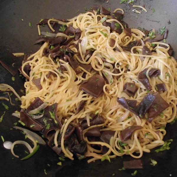 Recette Nouilles Chinoises Sautees Aux Champignon Noir En Video