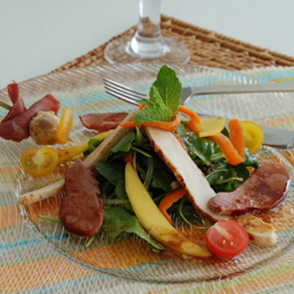Roquette saveur thaï magret de canard fumé, filet de poulet rôti, mangues et tomates cerises-image