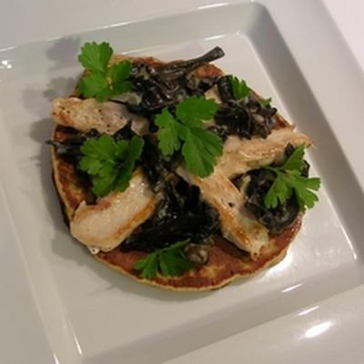 Recette Aiguillettes De Poulet De Licques Parfumees A L Huile De Noisettes Et Sauce Aux Trompettes De La Mort Sur Pancake A La Chataigne 750g