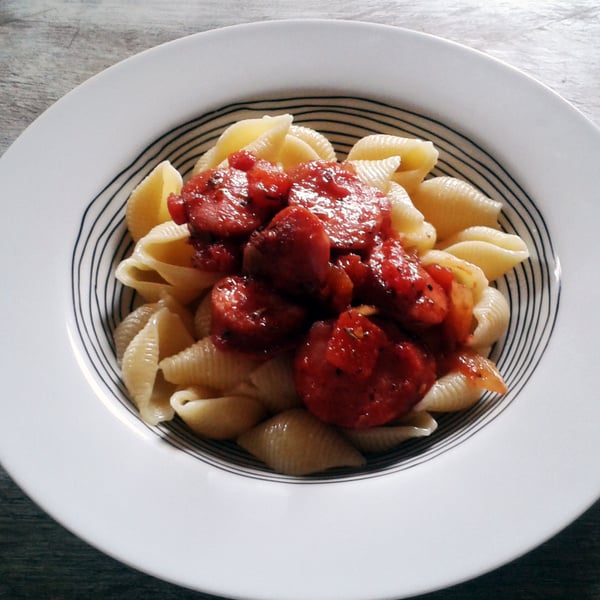 Pâtes aux saucisses fumés et sa sauce tomates pimentée-image