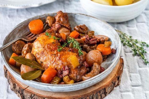 Pour régaler toute la famille, Chef Damien partage sa recette de poulet bourguignon, une alternative économique et facile à faire  !