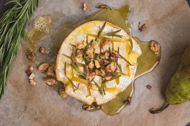 Elle se prépare en 3 minutes ! Testez notre meilleure recette de camembert rôti au four aux noix et au miel