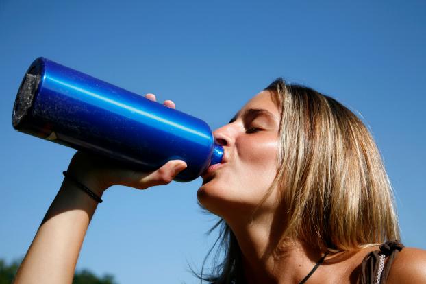 Cette astuce va vous permettre de nettoyer très facilement le fond de vos bouteilles ou gourdes