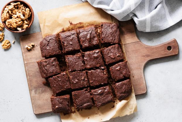 Pas fan de la bûche ? Testez cette recette express de brownie de Noël aux petits sablés !