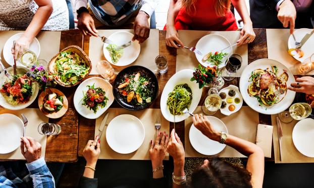 Pour lutter contre la gaspillage, cet ancien candidat de Top Chef ouvre un restaurant où il cuisine avec des restes alimentaires !