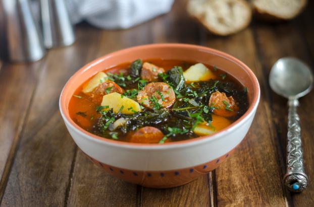 Vous ne savez jamais comment préparer le chou kale ? Laurent Mariotte partage sa recette de soupe pour enfin le cuisiner