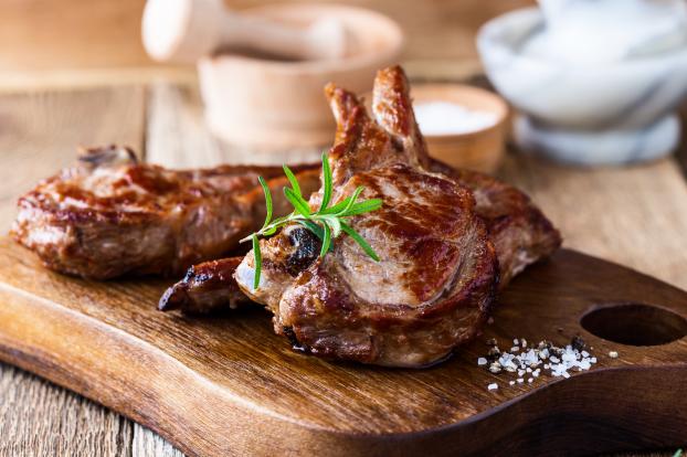 “Un vrai plat du dimanche” : Laurent Mariotte dévoile sa recette de côte de veau et son jus maison, votre tablée va adorer !