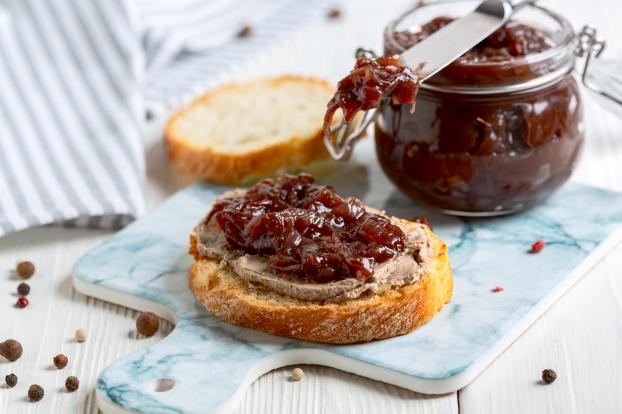 Pourquoi acheter du confit d’oignons pour le foie gras à Noël quand c’est deux fois moins cher à faire maison ? Voici notre meilleure recette !