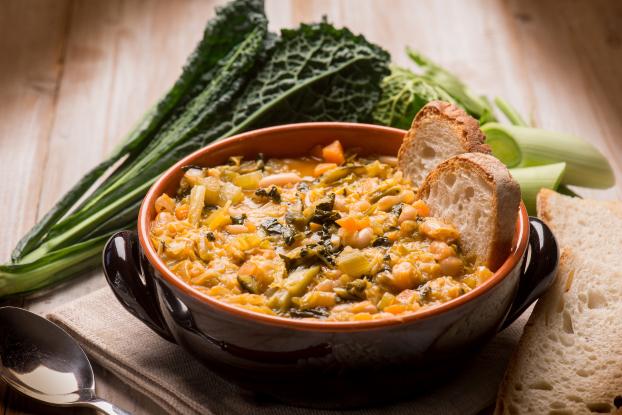 Connaissez-vous la Ribollita, une soupe italienne délicieuse et économique à faire avec du pain rassis ?