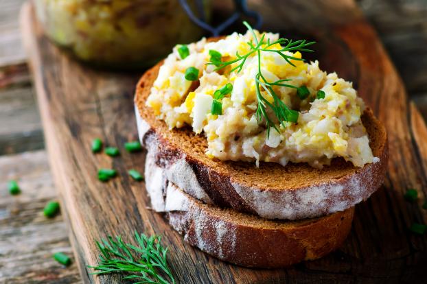 Oubliez l’omelette, voici comment transformer les œufs en de délicieuses tartines protéinées pour l’apéro !