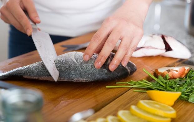 Apprenez à lever un filet de poisson comme un pro avec la méthode d’un vainqueur de Top Chef