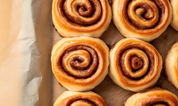 Cette recette express vous permet de réaliser des cinnamon rolls en 5 minutes avec de la pâte à pizza et de la pâte feuilletée