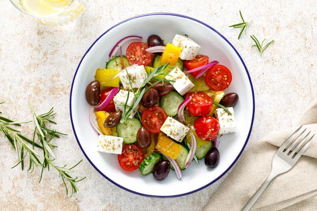 Comment faire une vraie salade grecque ? Découvrez les secrets de la cheffe  Dina Nikolaou 