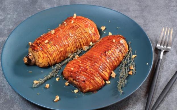 Repas de Noël : ce butternut rôti façon hasselback est l'accompagnement parfait pour sublimer votre viande ou poisson